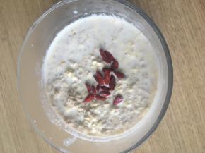 燕麦粥出锅，加入枸杞，即可食用