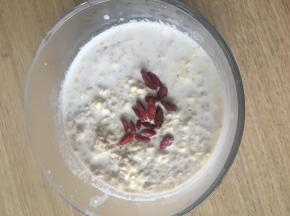 燕麦粥出锅，加入枸杞，即可食用