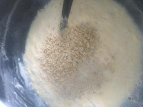 加入即食燕麦片，焖1分钟