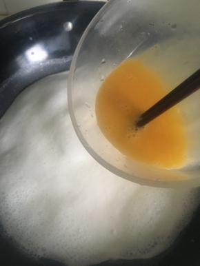 牛奶煮开后，加入鸡蛋液，并迅速搅拌