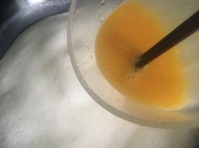 牛奶煮开后，加入鸡蛋液，并迅速搅拌