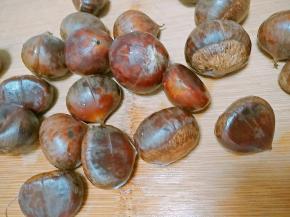 栗子洗净之后，用刀轻轻的划一个口子，方便熟也方便剥皮。