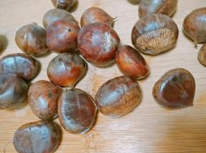 栗子洗净之后，用刀轻轻的划一个口子，方便熟也方便剥皮。