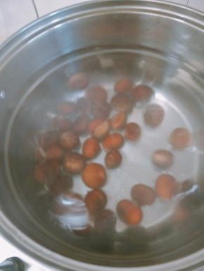 水沸后放入栗子，少许盐和糖调味，中大火煮12分钟左右。