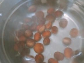 水沸后放入栗子，少许盐和糖调味，中大火煮12分钟左右。