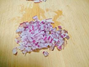 洋葱切末备用。