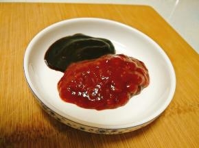 蒜蓉辣酱和甜面酱混合。