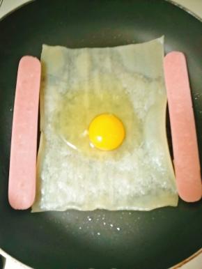 打入一个鸡蛋在冷面上。