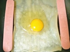 打入一个鸡蛋在冷面上。