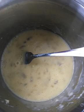 加入鸡蛋、炼乳、糖、植物油，搅拌成均匀的糊状