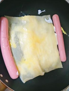 将鸡蛋摊开后，面皮翻转。