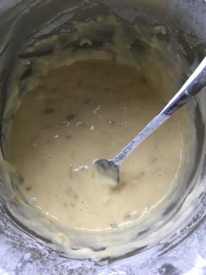 加入过筛的低筋面粉和泡打粉。