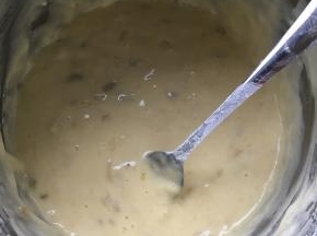 与香蕉糊一起搅拌，搅拌至面粉干了，没有颗粒了即可。搅拌姿势要用炒菜一样的姿势去搅拌，不要划圈搅。
