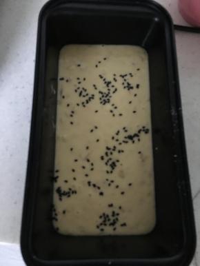 面糊倒入模具，可以根据个人喜好撒一点黑芝麻或葡萄干