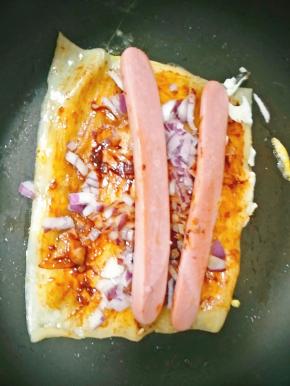 火腿放在洋葱上。