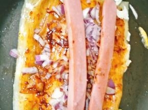 火腿放在洋葱上。