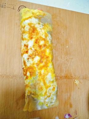 卷起来，盛出。