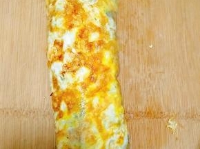 卷起来，盛出。