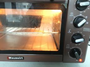 放进预热好的烤箱，中层，上下火170°，35分钟