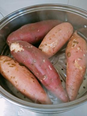 红薯上蒸锅蒸熟。