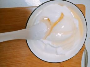 暖奶根据自己的口味加入蜂蜜。