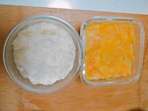 红薯蒸熟后在碗底压成泥并压实。