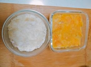 红薯蒸熟后在碗底压成泥并压实。