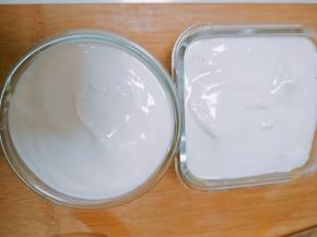 上面铺上一层酸奶。