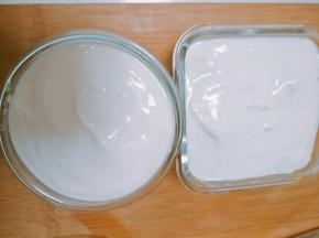 上面铺上一层酸奶。