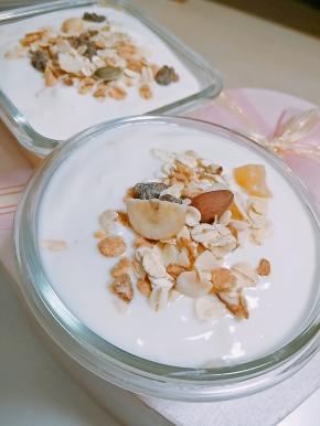 酸奶上放上少许燕麦即可。