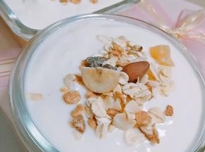 酸奶上放上少许燕麦即可。