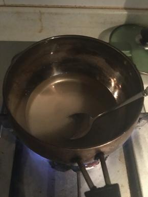 120g白砂糖和40ml水倒入奶锅中煮融，再加入吉利丁粉。