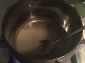 120g白砂糖和40ml水倒入奶锅中煮融，再加入吉利丁粉。