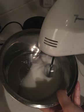 鸡蛋清加30g糖打出细腻的小泡沫（不是打发）