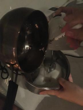 将步骤一的液体倒入鸡蛋清，再打发至浓稠