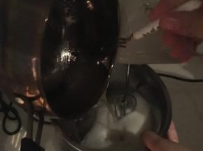 将步骤一的液体倒入鸡蛋清，再打发至浓稠