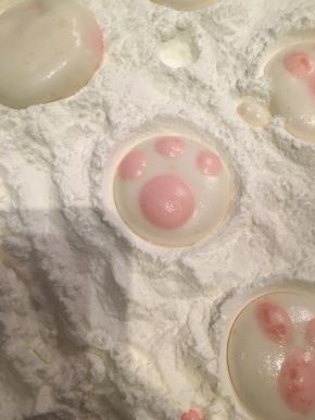 待棉花糖表面晾干后，用撒上玉米淀粉，用一整夜的时间完全晾干，就可以掸去上面的粉末食用了