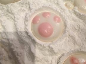 待棉花糖表面晾干后，用撒上玉米淀粉，用一整夜的时间完全晾干，就可以掸去上面的粉末食用了