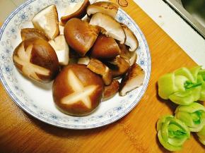 油菜切根，营造花朵的图案，香菇去跟，切花刀。