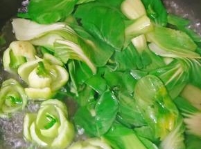 油菜焯水，去除草酸，水里加少许盐，使油菜更绿，煮好的油菜菜根用来摆盘，菜叶一会和香菇一起炒。