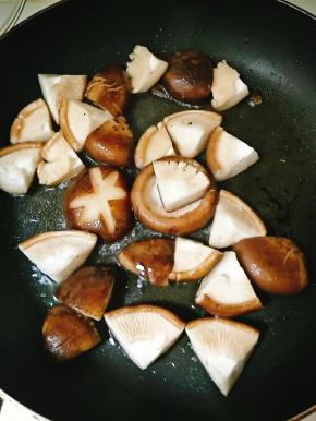 用蒜末爆锅，放入香菇翻炒。