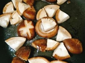 用蒜末爆锅，放入香菇翻炒。