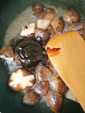 放入蚝油，加入少许水，微微煮一下香菇，。