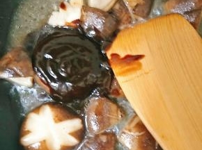 放入蚝油，加入少许水，微微煮一下香菇，。