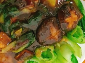 香菇熟后，放入油菜叶，翻炒。加入水淀粉，搅拌一下，放入少许盐，出锅即可。