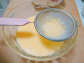 鸡蛋打散后加入200g水和少许盐搅拌均匀，过筛两遍。