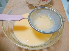 鸡蛋打散后加入200g水和少许盐搅拌均匀，过筛两遍。