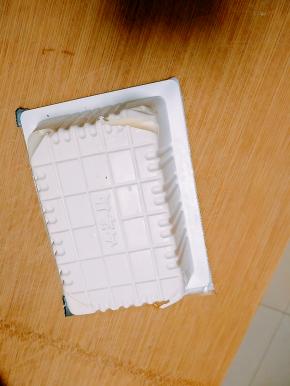 内酯豆腐开盖前，先倒扣，用到将四个角切开，这样有助于倒出完整的豆腐。