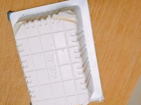 内酯豆腐开盖前，先倒扣，用到将四个角切开，这样有助于倒出完整的豆腐。