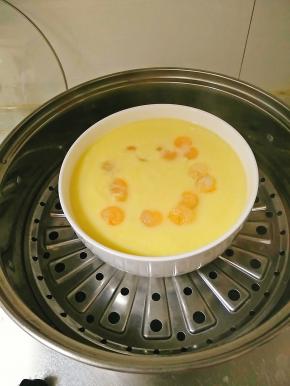 水沸后，放入蒸锅蒸12分钟左右，蛋液表面凝固，放入虾仁继续蒸3分钟即可。